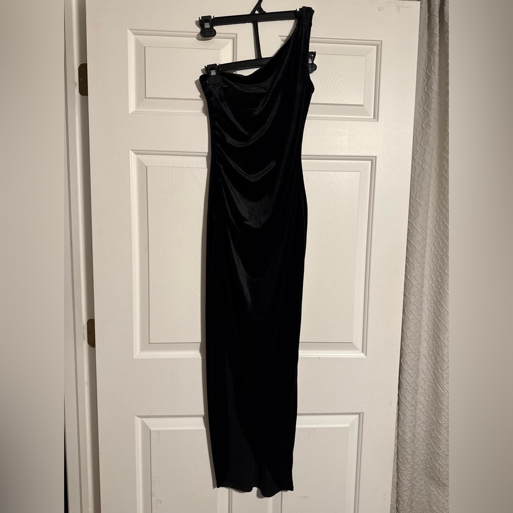 Elegant Black One-Shoulder Dress